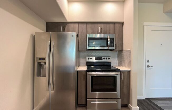 Modern 1-Bedroom Apartment with Stylish Finishes & Private Patio