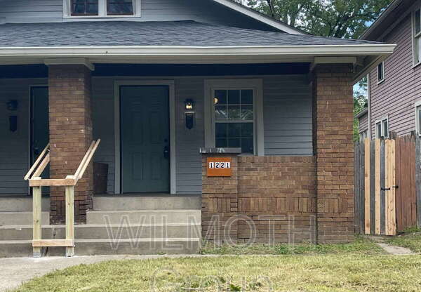 1221 N OXFORD ST