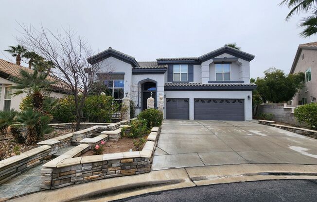 Entertainers Delight with minutes of shopping and restaurants