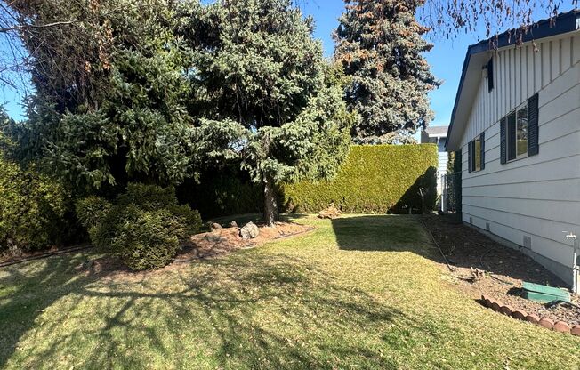 Chestnut Ave 3 br 2.5 ba, double garage, lawn mowing provided
