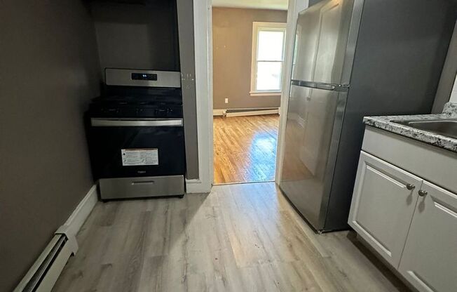 2 beds, 1 bath, $1,300, Unit 3S