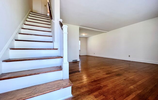 2 beds, 1 bath, 888 sqft, $850, Unit 926Hill