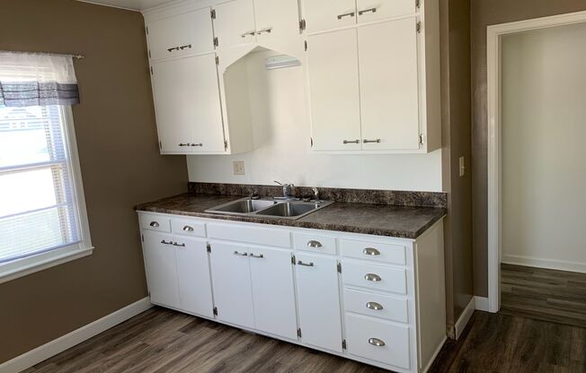 1 Bed 1 Bath Apartment in a Triplex Close to Downtown
