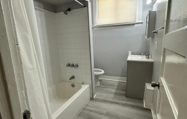 3 beds, 2 baths, $1,600, Unit 2206 Roslyn Ave Unit 2