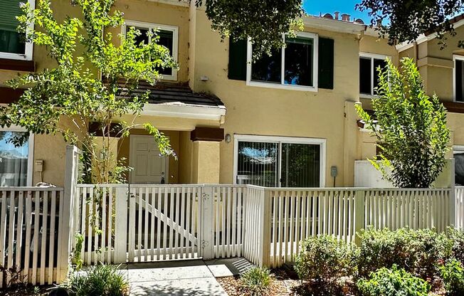 Townhouse Located in Santa Teresa with New Carpets and New Appliances