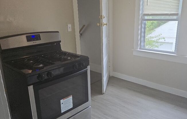 2 beds, 1 bath, $995, Unit UP