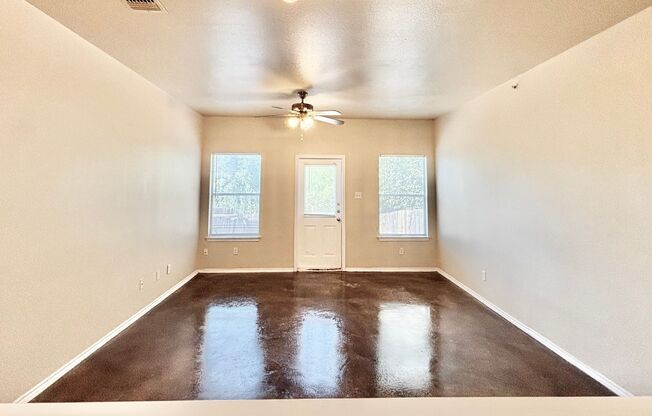 Conveniently located townhome in Universal City!