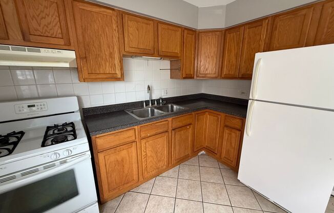 2bed/1bath unit close to restaurants and shopping! Parking spot included in rent!