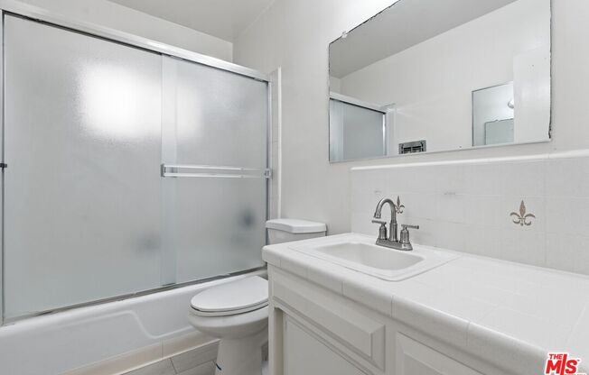 2332 S BEVERLY GLN BLVD