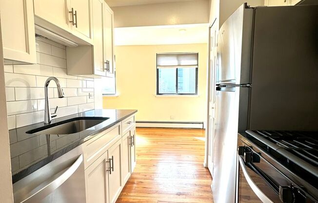 1 bed, 1 bath, 650 sqft, $1,600, Unit 6954-520