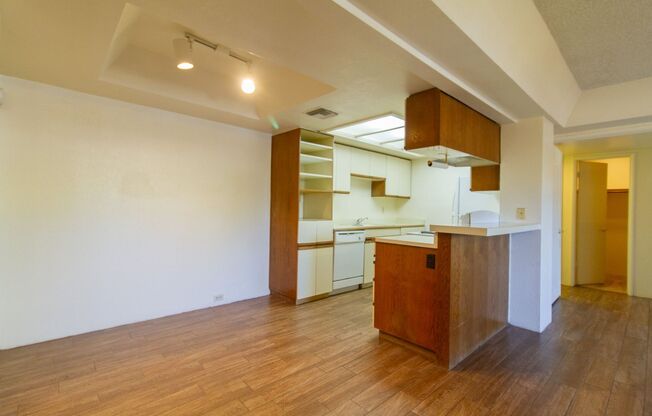 Come Check Out this Classic 2BED, 2BATH CONDO