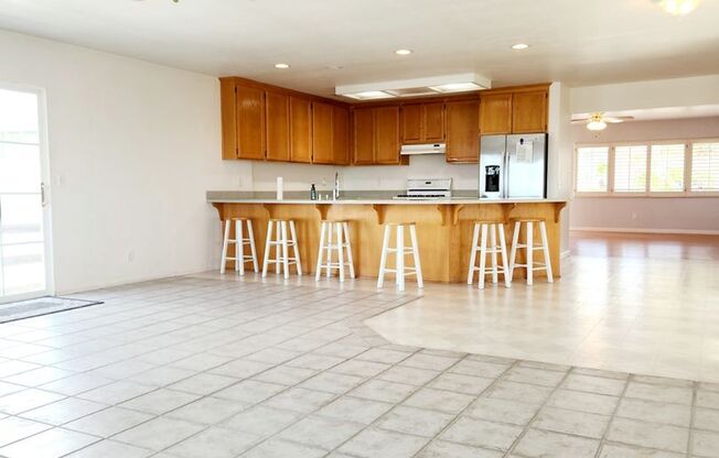 College Area Retreat, 3bd 2bath 1850Sqft, large outdoor lifestyle Patio and Deck!