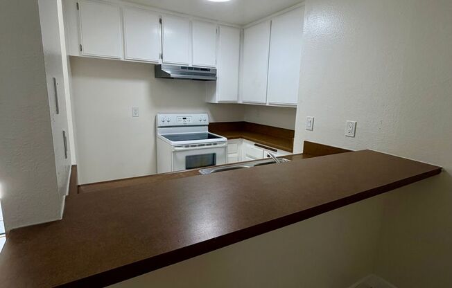 *Special $500 Off The First Months Rent* Great condo in gated community, 1 Bed, 1 Bath. Good Location.
