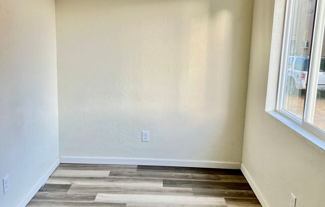 2 beds, 1 bath, $1,250, Unit 09 - 85