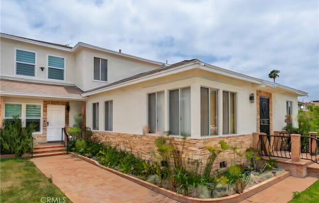 1724 S CRES HTS BLVD