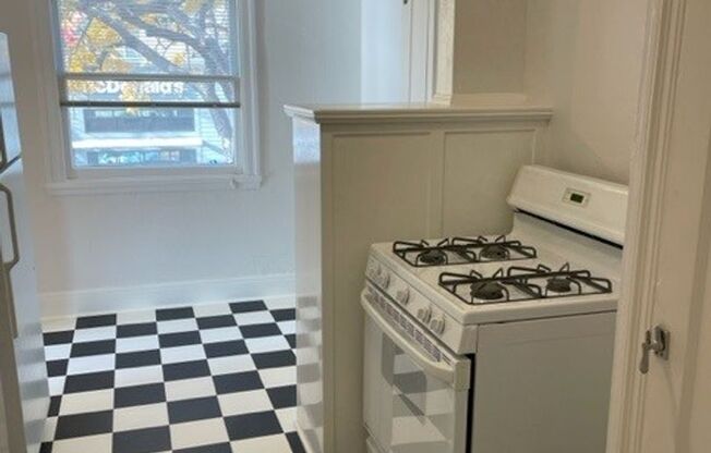 Large Studio unit in this beautiful 1920’s Marina style building under new management