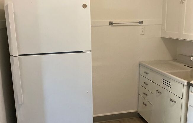 2 beds, 1 bath, $810, Unit H