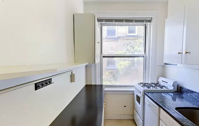 2 beds, 1 bath, 750 sqft, $3,400, Unit 53