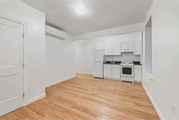 Studio, 1 bath, 400 sqft, $1,541, Unit B4