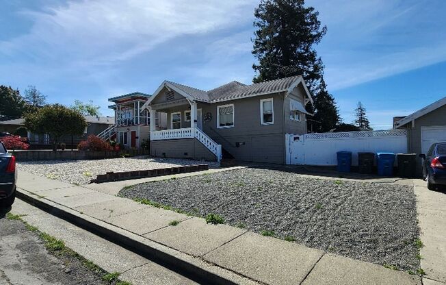 Large Sunny 4 Bedroom 3 Bath Country Style Home in Vallejo!