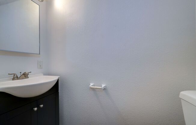 3 beds, 1 bath, $1,475, Unit O-3