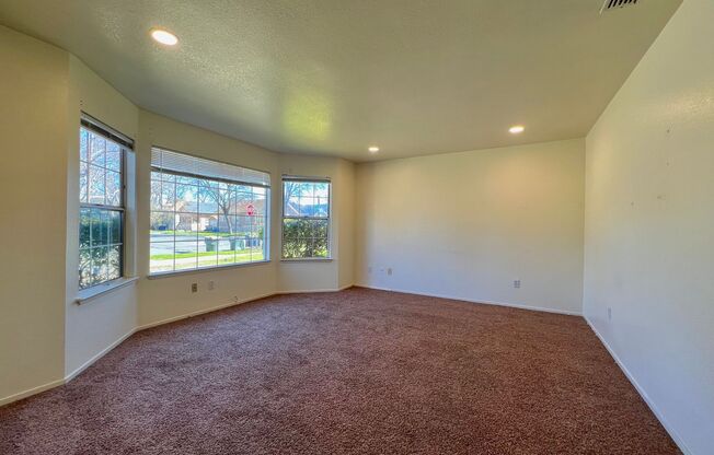 Downstairs duplex with bay window in living room, 3+2, washer and dryer in unit
