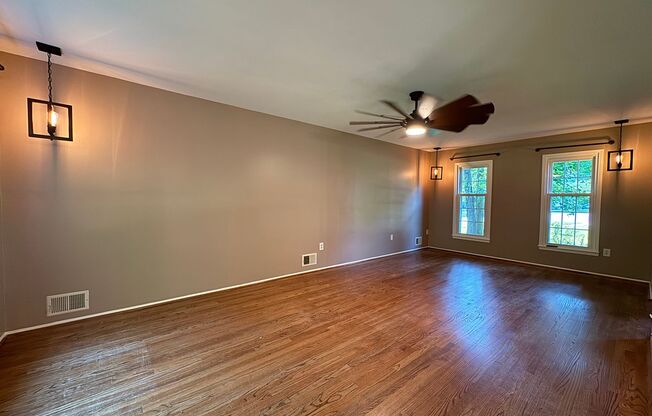 Lovely 4 Bed 3.5 Bath On Single Family Home on Spacious Lot In Stratton Woods