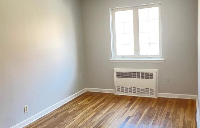 737 E 78 ST