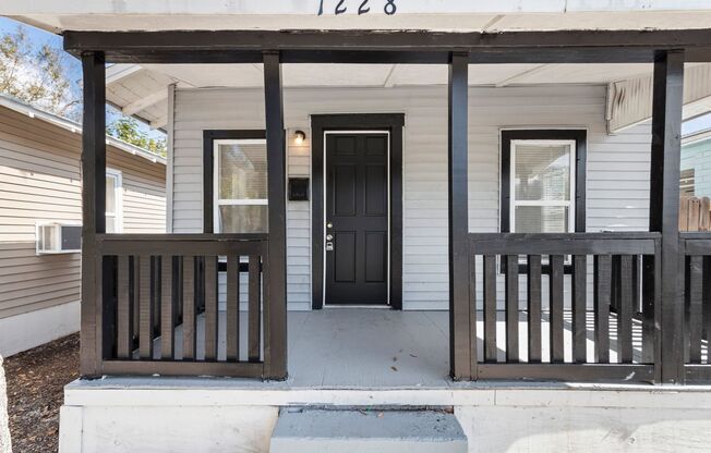 Cute 2bdrm/1bath house with large fenced yard Section 8 OK**