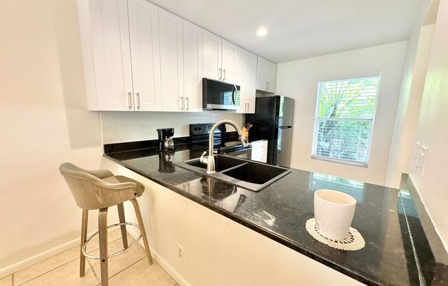 ** KINGS LAKE ** 2 BED / 2 BATH - CONDO - 1ST FLOOR - GREAT LOCATION! - ANNUAL RENTAL