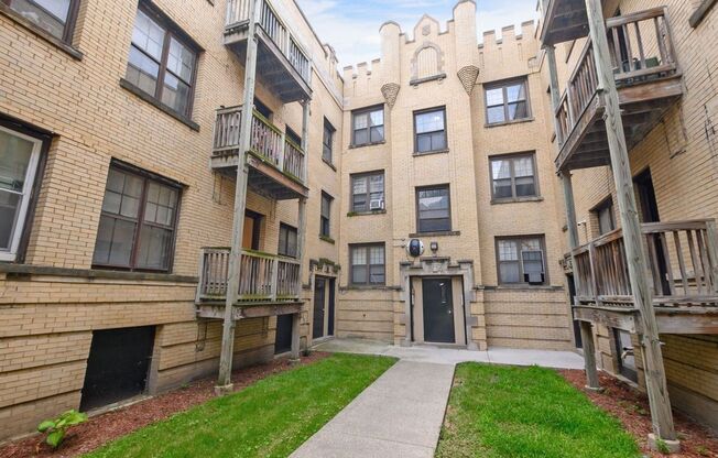 2 beds, 1 bath, 1,000 sqft, $1,695, Unit 4234 1/2 -  3E