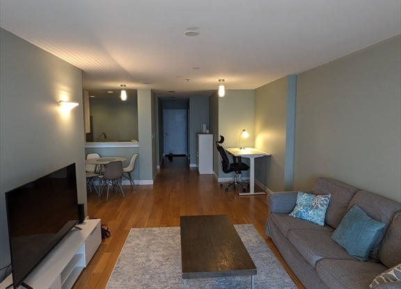 1 bed, 1 bath, 975 sqft, $2,800, Unit 9