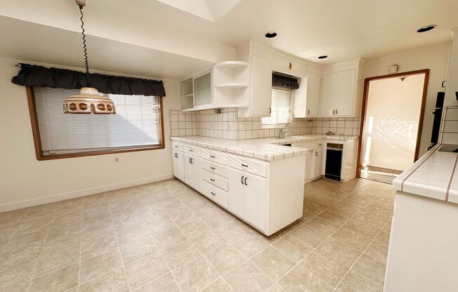 Coming Soon – Spacious 5-Bed Single Level Glenmoor Home