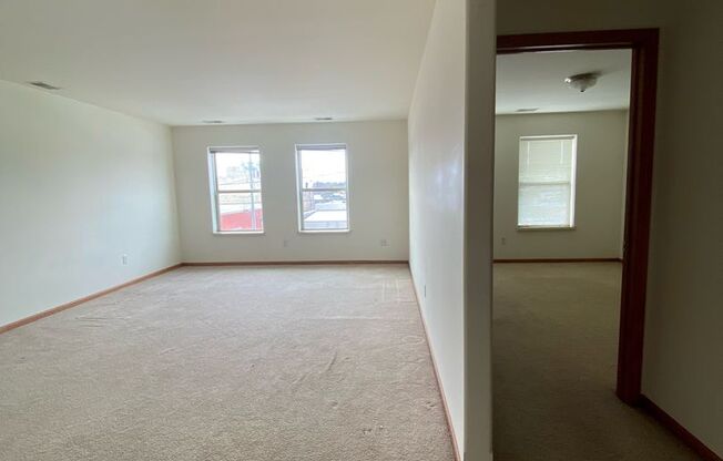 2 beds, 1 bath, $1,415, Unit 113 E Washington St