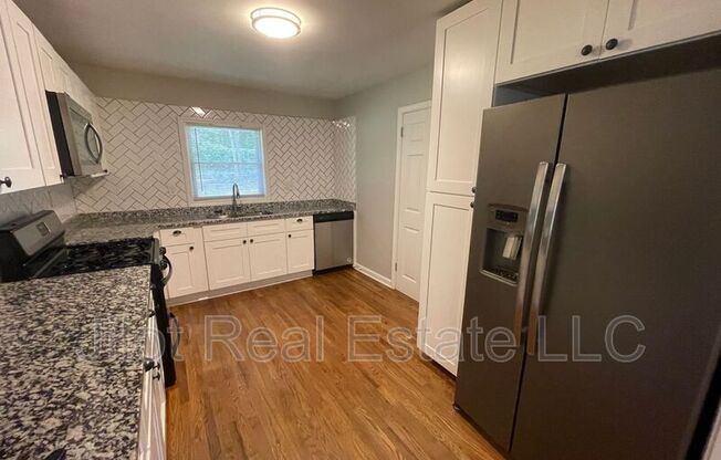 214 NAPOLEON DR SW