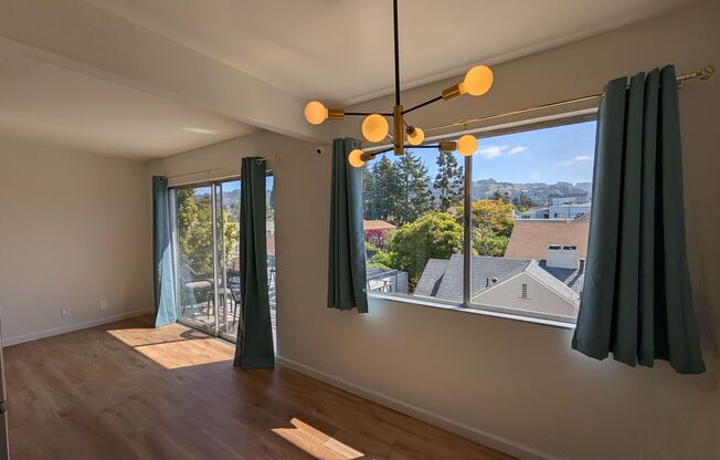 Modern Top Floor Condo, Newly Remodeled -Upgraded kitchen and bathroom