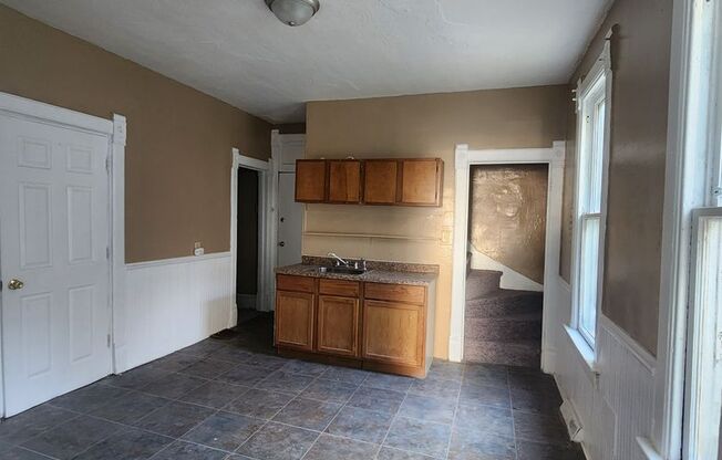 3 beds, 1 bath, $950