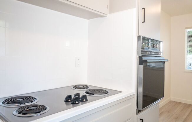 2 beds, 1 bath, $2,550, Unit 2