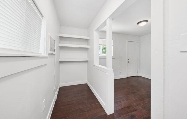 1 Bedroom 1 Bath duplex in Roseville!
