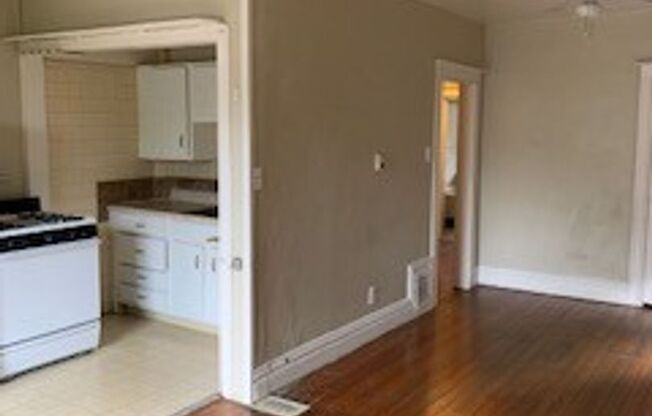 1 bed, 1 bath, $1,200, Unit 1126 Corona St. #2