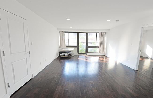 203 E 121 ST