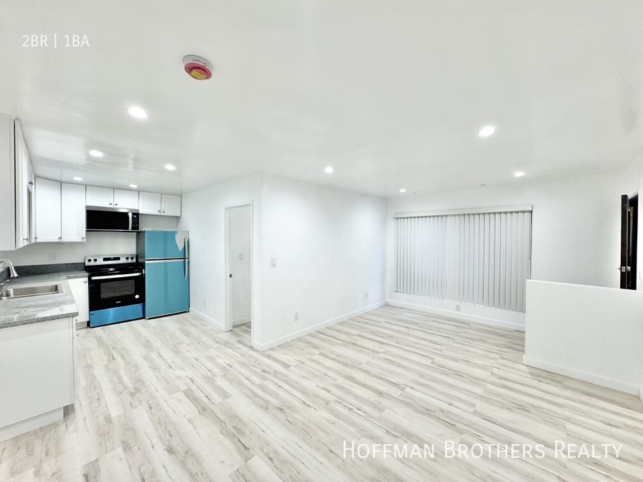 1121 N KINGS RD