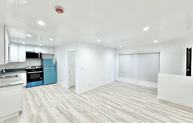 1121 N KINGS RD