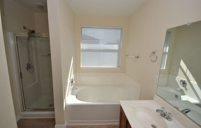 3 beds, 2 baths, $1,750, Unit 100 Steven St.