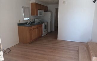 1 bed, 1 bath, $1,100, Unit # B