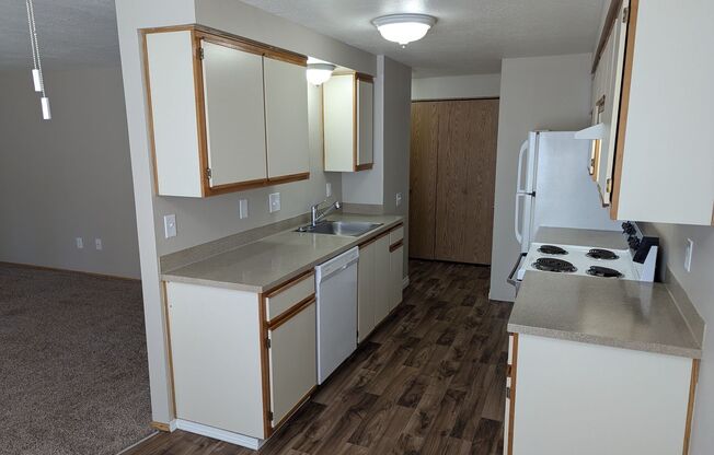 2 beds, 2 baths, 950 sqft, $1,350, Unit 24