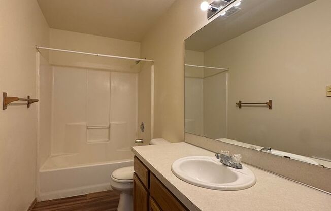 2 beds, 1 bath, $1,198, Unit 115
