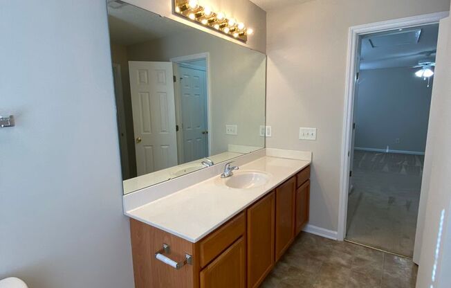 1 bed, 1 bath, 871 sqft, $1,100, Unit 2768-5