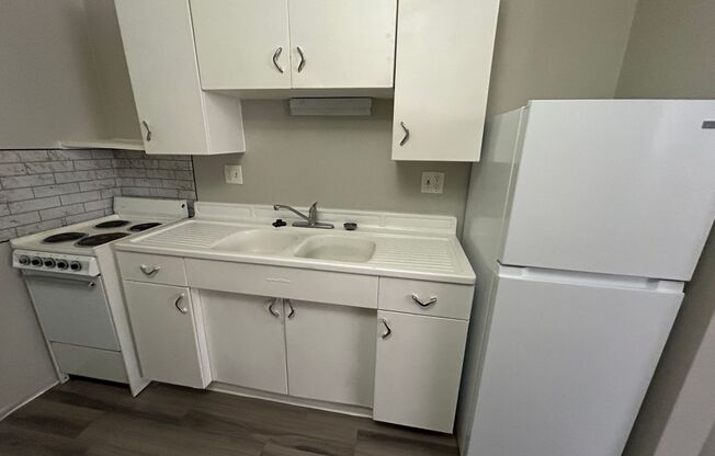 1 bed 1 bath with new wood flooring and paint.