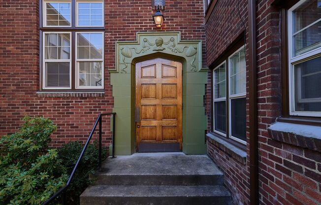 Classic 1928 Building-Warm & Inviting Studio Awaits Your Arrival!